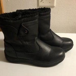 Weather proof boots size 10 snappy
Women’s